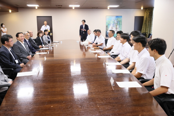 慶應義塾高等学校野球部の皆さんが、県庁を訪れてくださいました。