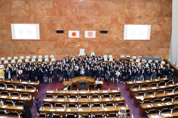 高校生議員の皆さんと記念撮影