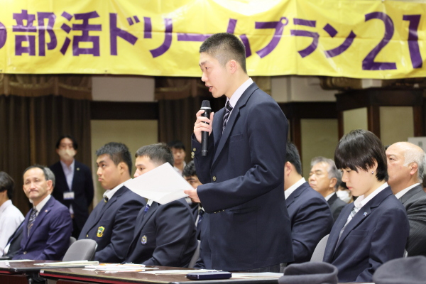 全国高等学校総合体育大会の選手を代表して、空手道大会男子個人形で優勝を果たした横浜創学館高等学校の栗城虹翼選手から