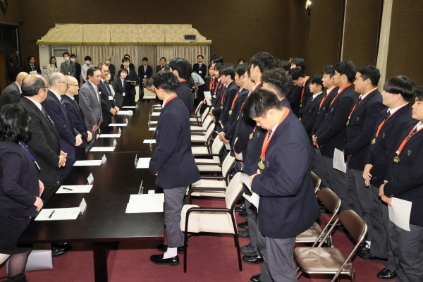 桐蔭学園高等学校の校長先生をはじめラグビー部監督及び選手の皆さんが県庁を訪問してくださいました