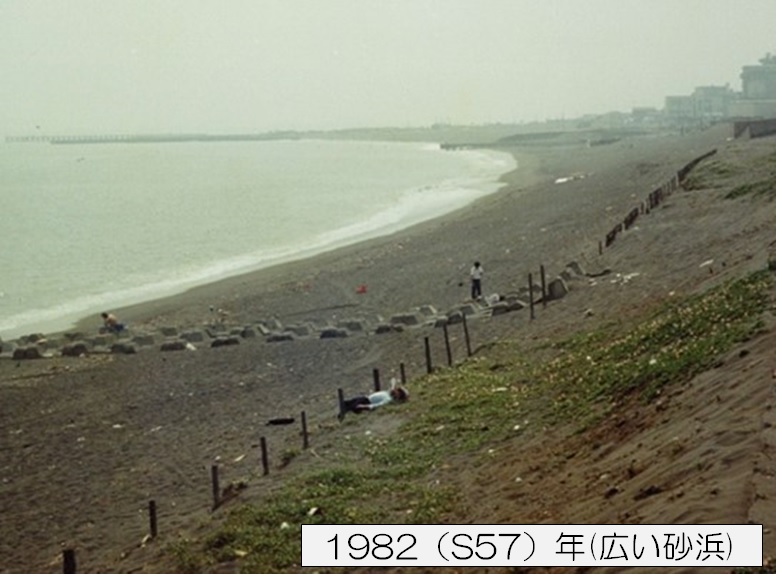 海岸侵食が起きる前の茅ケ崎海岸中海岸地区の写真