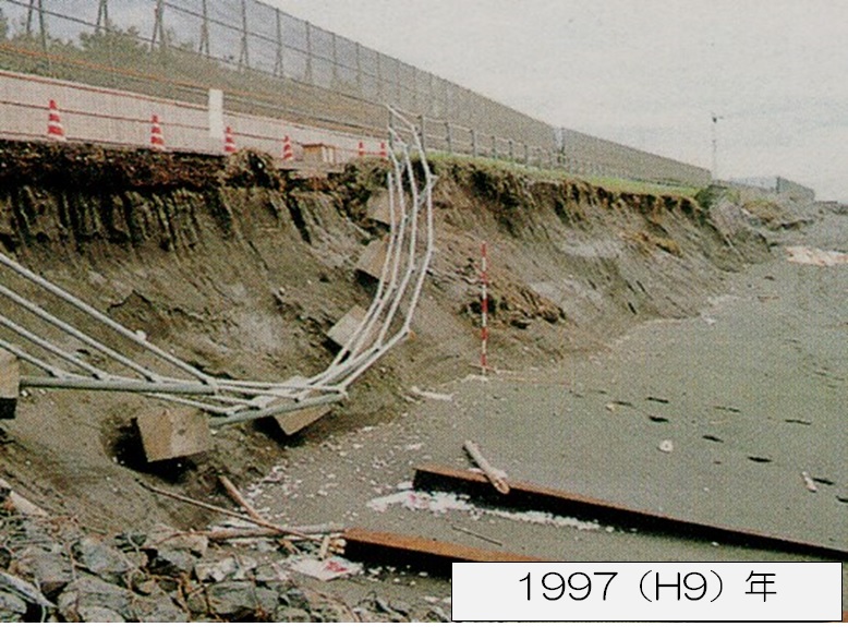 茅ケ崎海岸中海岸地区の被災状況の写真（サイクリングロード）