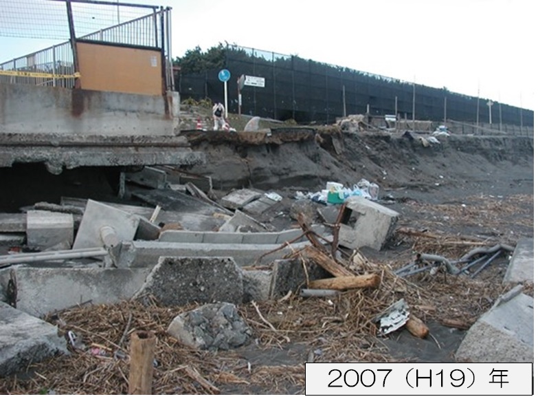 茅ケ崎海岸中海岸地区の被災状況の写真（護岸）