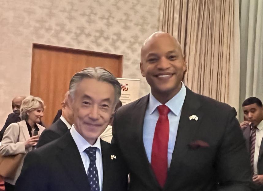 神奈川県ブースに来場した山田重夫駐米特命全権大使（左）とウェス・ムーアメリーランド州知事