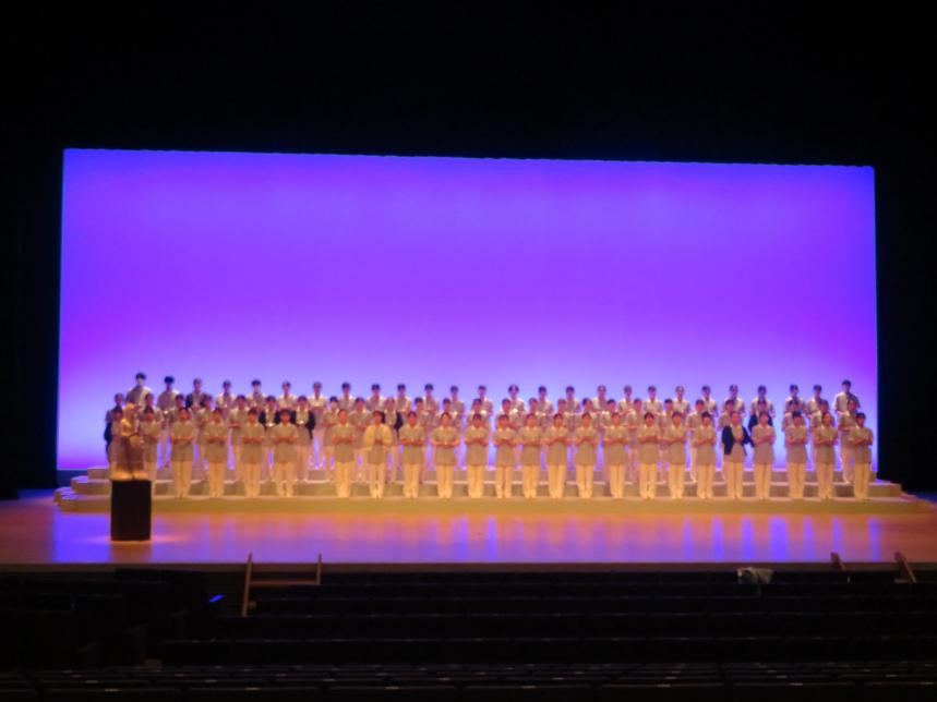 学生が誓いの言葉を語っている