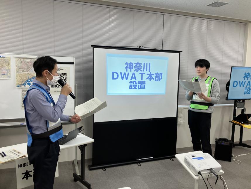 神奈川DWAT本部設置の連絡調整をしている写真
