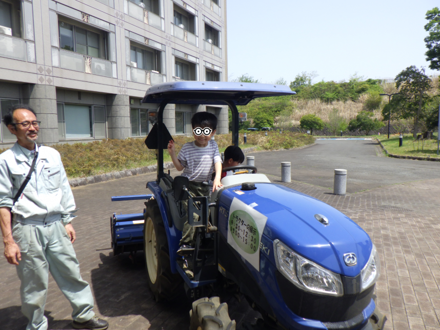 R7トラクターと写真撮影