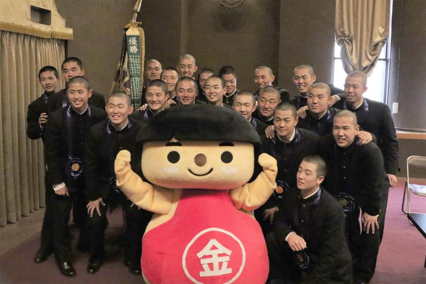20250408横浜高校野球部の知事表敬（キンタロウから祝福される選手たち）1