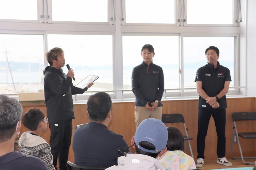 20250524オリンピアンからセーリングレースの解説の様子1