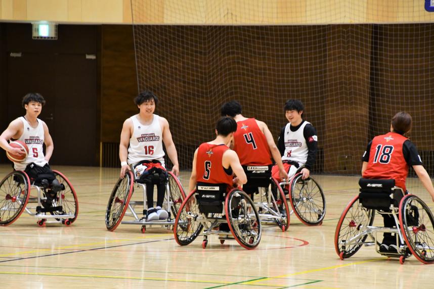 車いすバスケットボール体験の様子2