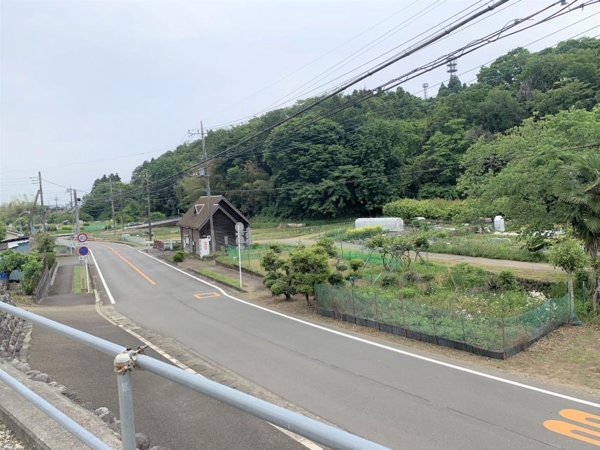 駐車場から見た城山自然の家