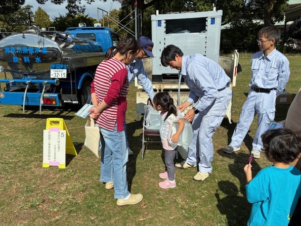 写真：給水袋の重さを体験