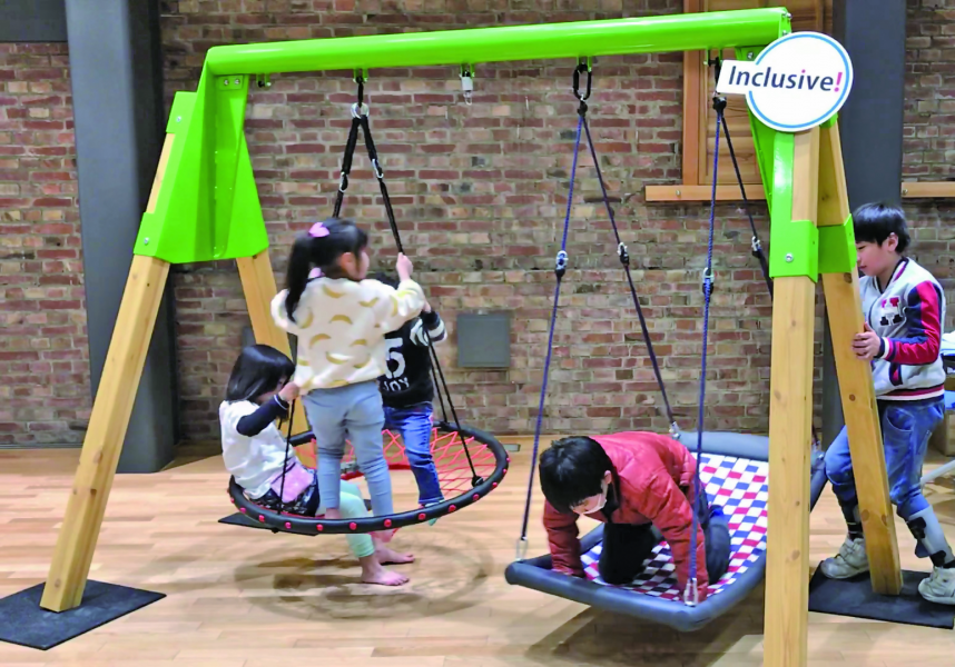 インクルーシブ遊具（ブランコ）