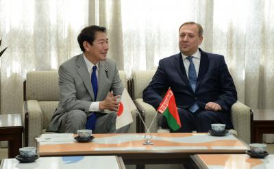 佐藤議長とベラルーシ共和国大使の写真