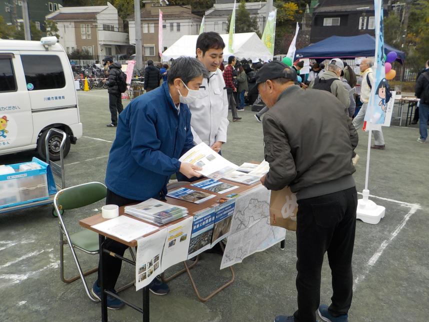 customer-service-in-32nd-suge-flea-market