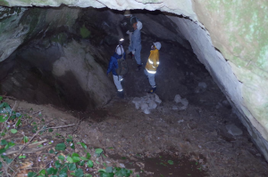 三浦市間口洞窟遺跡調査風景　洞窟内部