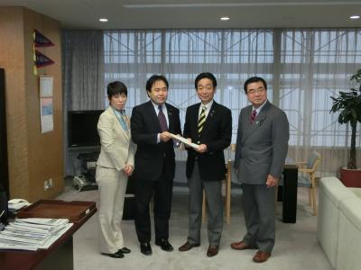 左から、西村副委員長、山口委員長、土井議長、鈴木副議長が並んだ写真