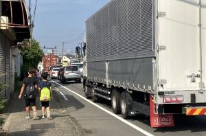 歩道狭小1