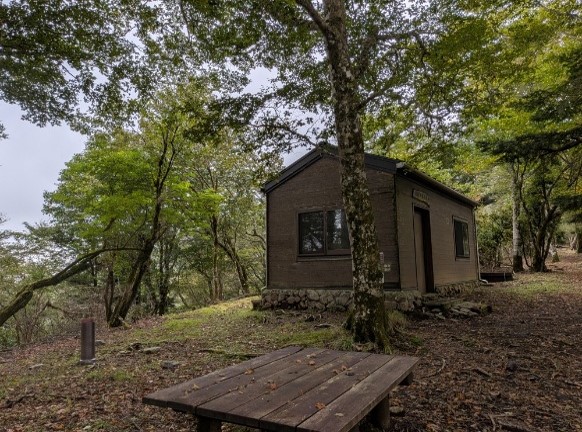菰釣山避難小屋