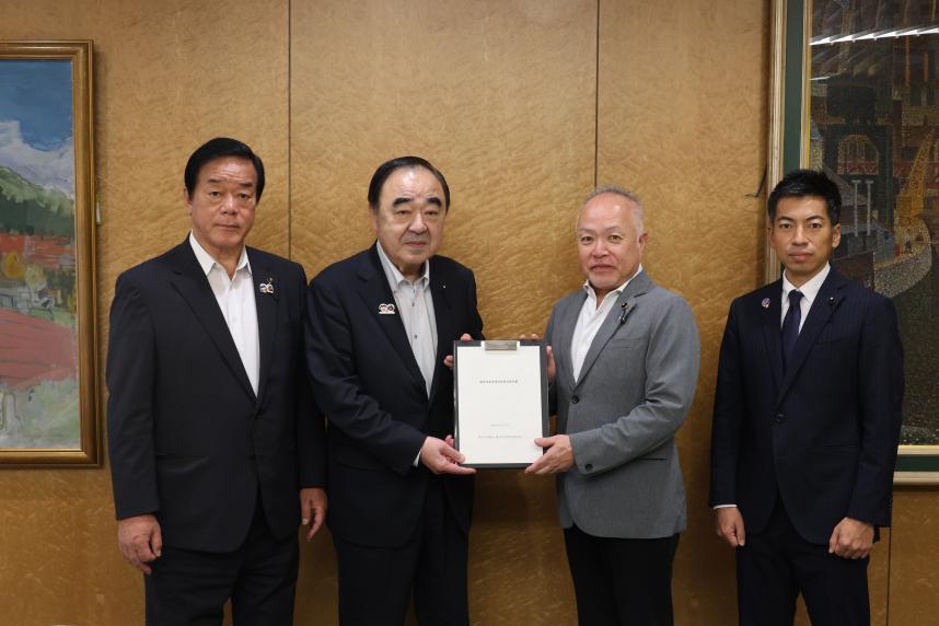 議員定数等検討委員会報告書を議長へ提出