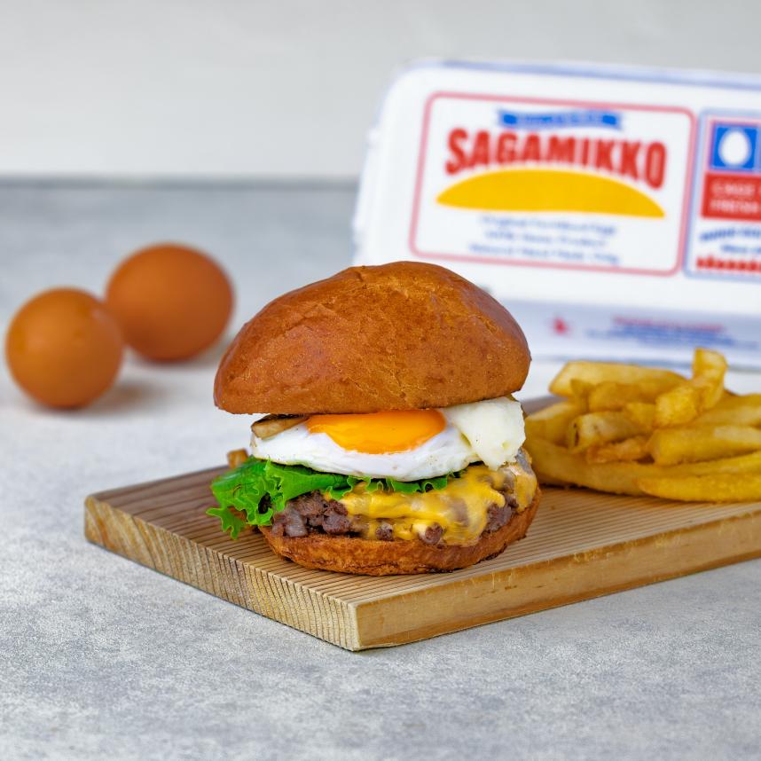 卵とチーズのハンバーガー