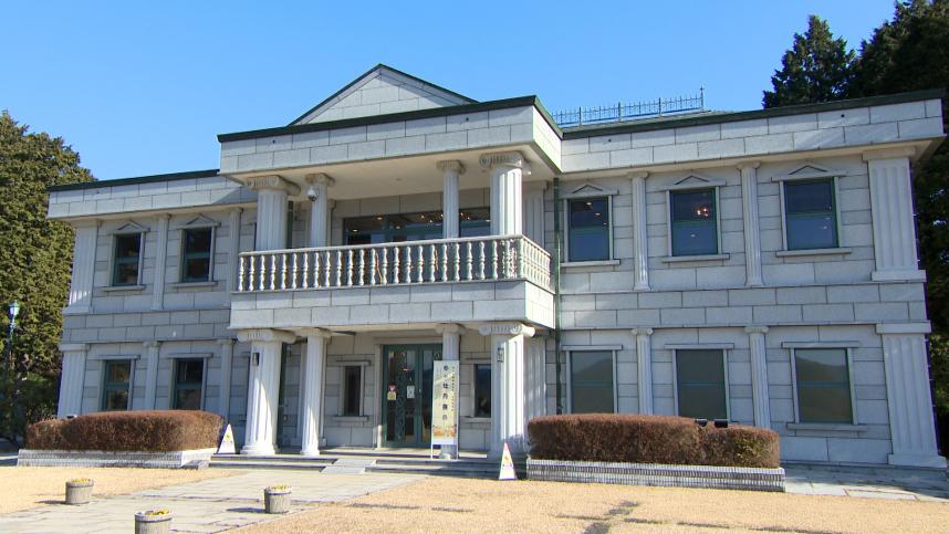 県立恩賜箱根公園の湖畔展望館