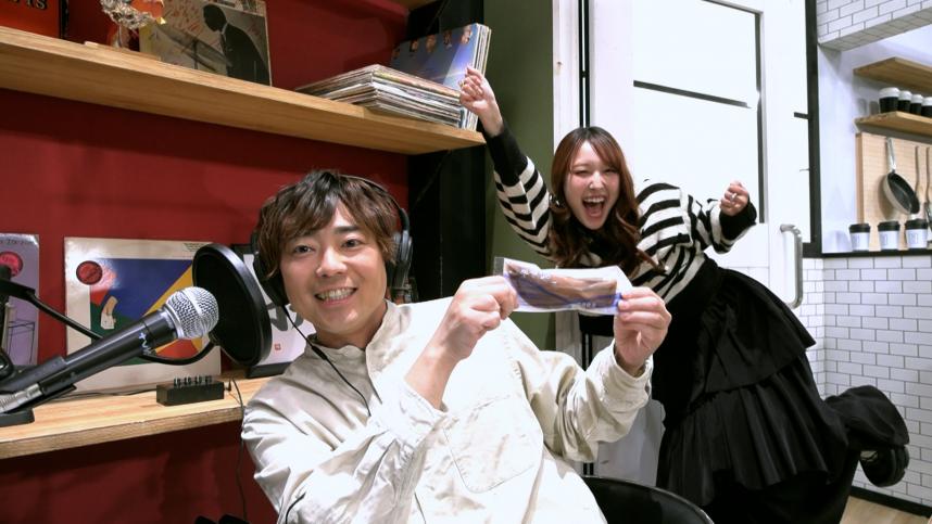 スタジオ写真_食の市のお土産を持つルイさんと泉ノ波あみさん