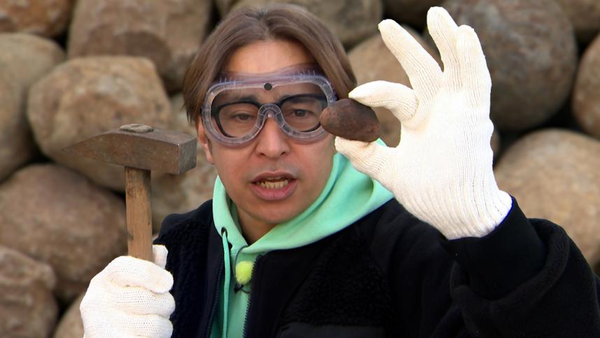 県立生命の星・地球博物館にて、ノジュール割り体験をするウッズ一郎リポーター