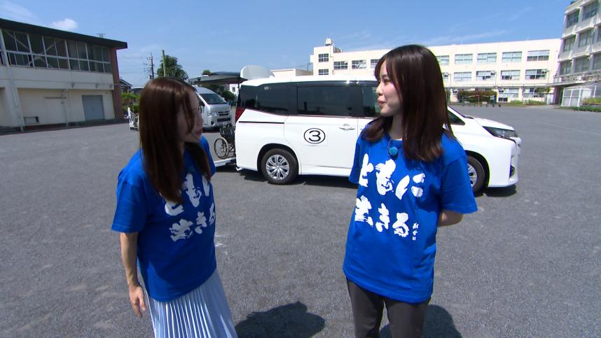 テレビ写真（左からリポーター刈川さんとウエインズトヨタ神奈川の清田さん）