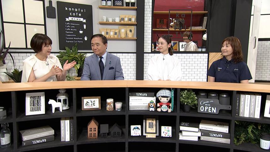 テレビ写真（左から司会の田崎さん、黒岩知事、リポーター瞳さん、ゲストの日本選手団陸上競技スタッフ滝澤さん）