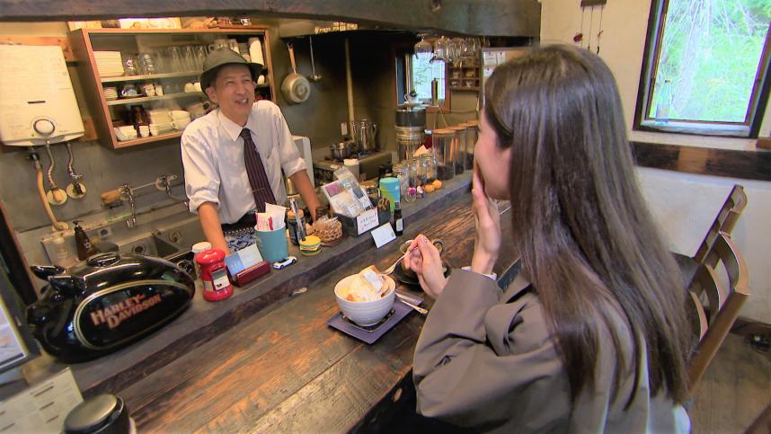 テレビ写真(仏果堂にて店主の木藤さんと熊井リポーター)