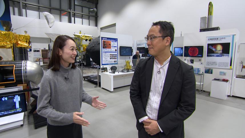 宇宙科学探査交流棟にて、宇宙科学研究所の津田副所長と瞳ゆゆリポーター