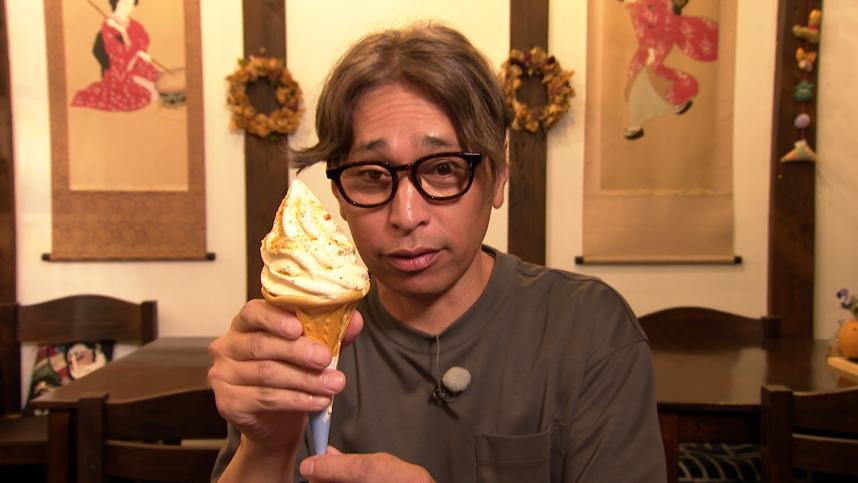 かまカフェ楽蔵にてピーナッツソフトクリームをいただくウッズ一郎リポーター