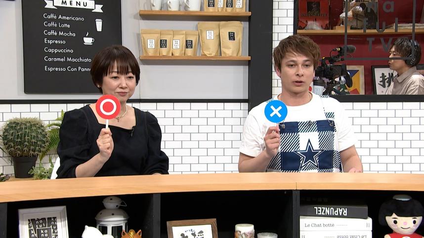 スタジオにて、クイズに答える田崎さんとマーティンリポーター