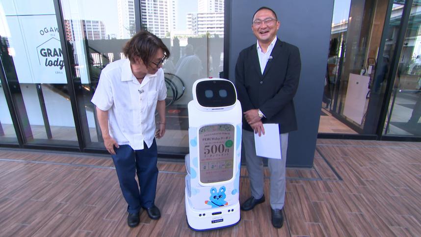 ビナガーデンズパーチにて、ウッズリポーター、自律走行ロボットクルーザーと小田急電鉄の政光さん