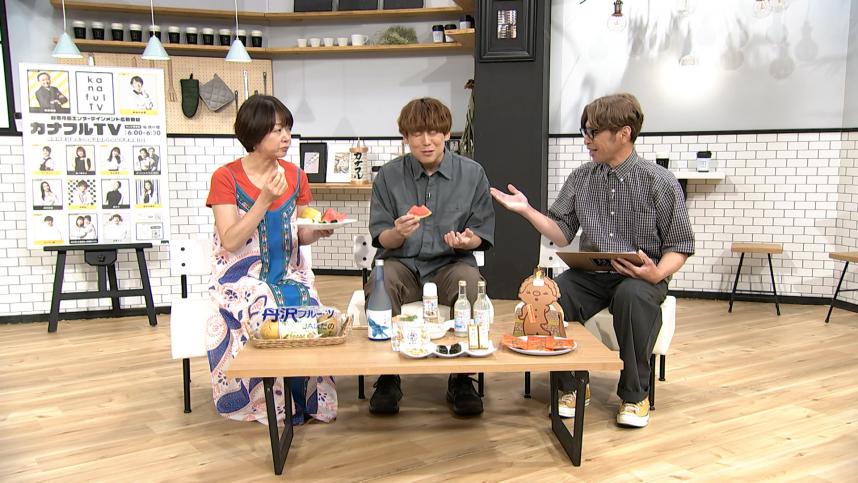 スタジオにて秦野のお土産を楽しむ田崎さん、ルイさん、ウッズさん