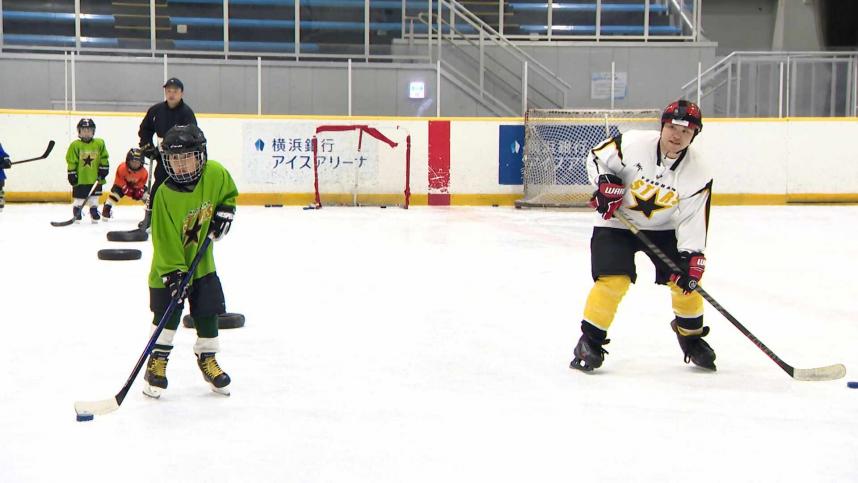 アイスホッケー対決をするジュニアとおーしゃんずヒデ
