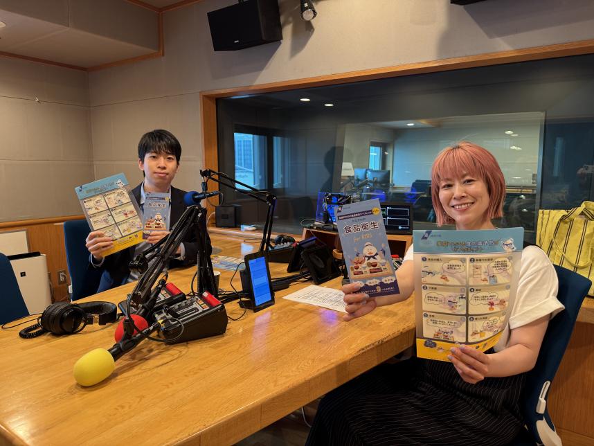 ラジオ写真（スタジオにて、右からパーソナリティの金子さんと生活衛生課の岩井さん）