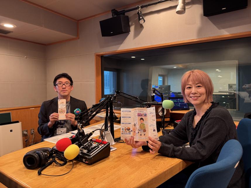 スタジオにて、右から金子パーソナリティと生活衛生課柳さん