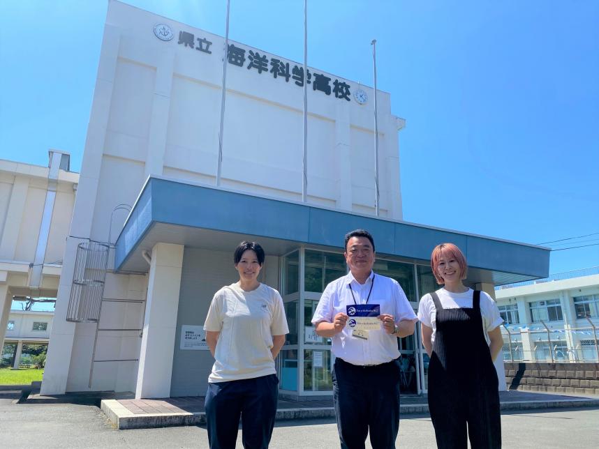 ラジオ写真(県立海洋科学高等学校にて、左から山田先生、角本校長、金子パーソナリティ)