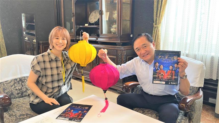 ラジオ写真(県庁にて、ランタンを持つ金子パーソナリティと黒岩知事)
