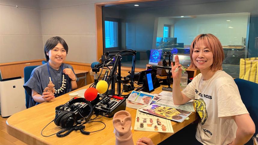ラジオ写真_スタジオにて、右から金子パーソナリティと文化遺産課高屋敷さん.jpeg
