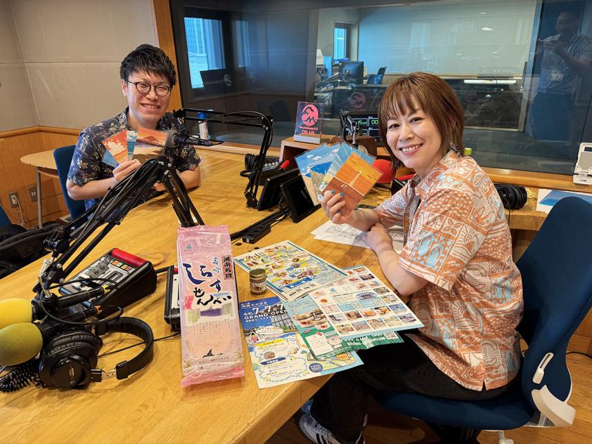 左からゲストの茅ヶ崎市産業観光課の森山さんとパーソナリティの金子桃さん