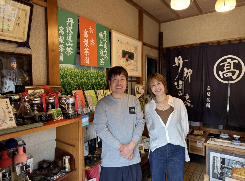 左から高梨茶園4代目の高梨晃さんとパーソナリティの金子桃さん