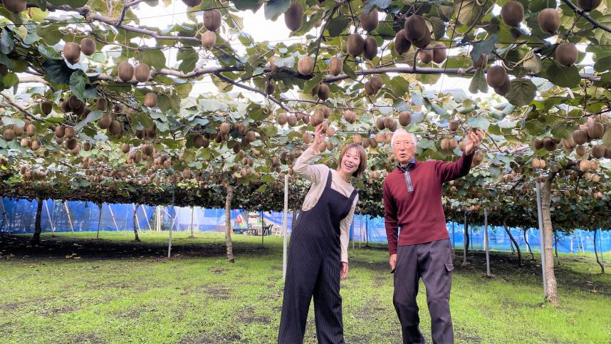 ラジオ写真（キウイ農園にて左から金子パーソナリティとみさわ園の三澤さん）