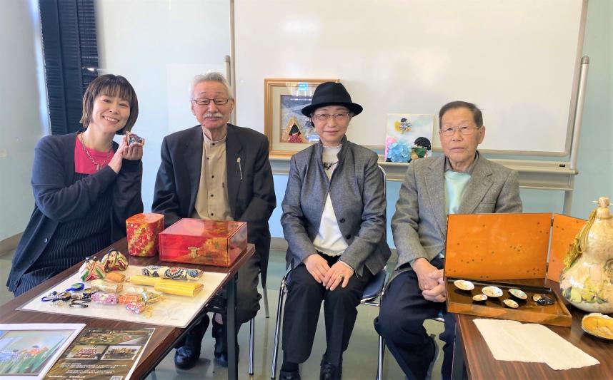 ラジオ写真(左から金子パーソナリティ、芳雅美術工芸の米田夫妻、海底和紙継承会の成井さん)