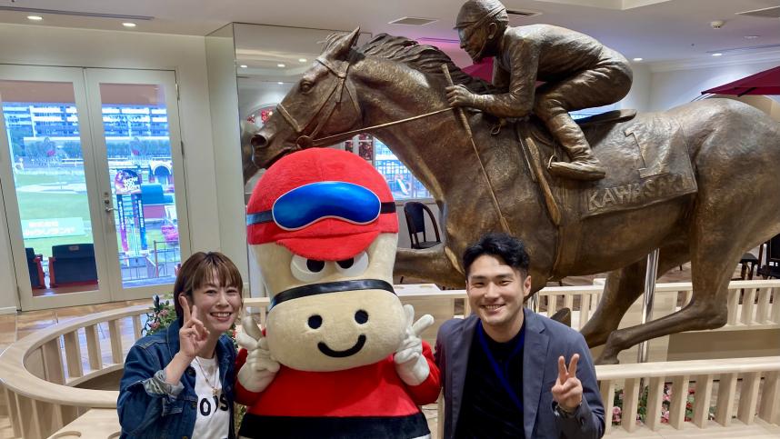 川崎競馬場ケンタッキーラウンジにて、金子桃パーソナリティ、カツマルくん、角田主事