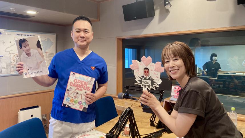 スタジオにて、金子桃パーソナリティとよこはま看護専門学校の鈴木陽幸先生