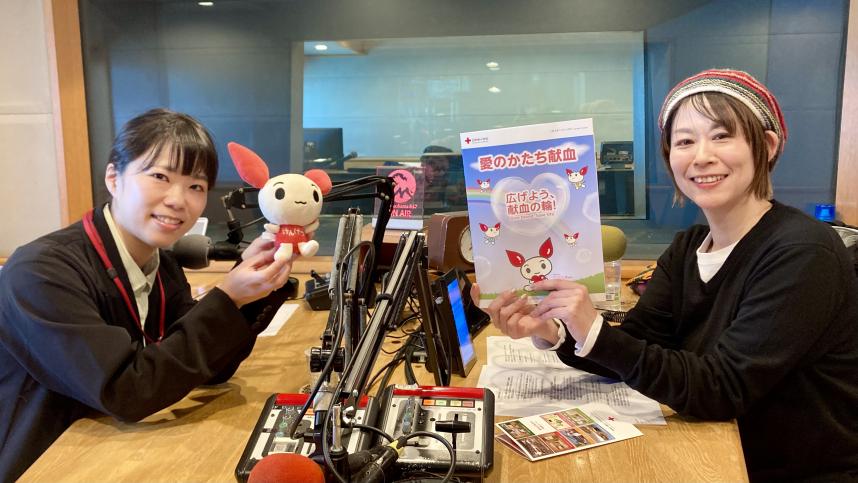 スタジオにて、金子桃パーソナリティと神奈川県赤十字血液センターの平田菜野さん