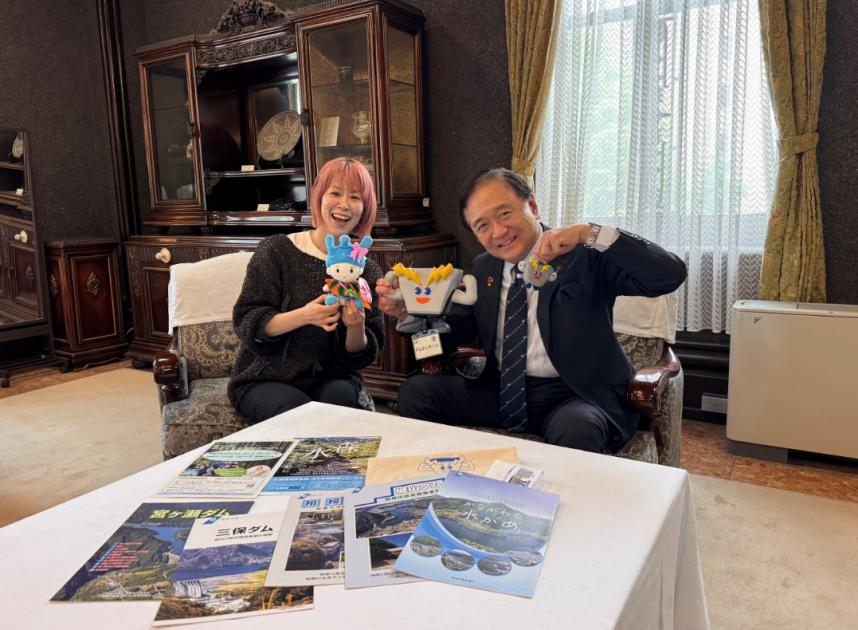 県庁舎内にて黒岩知事と金子桃パーソナリティと